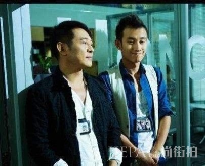 被传离婚后马伊琍首次现身,戴“可乐瓶盖”耳环打扮超年轻