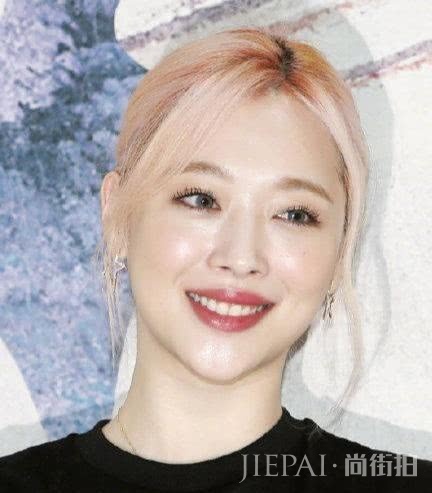 崔雪莉出席时尚活动,全身Prada价值上万却被吐槽土