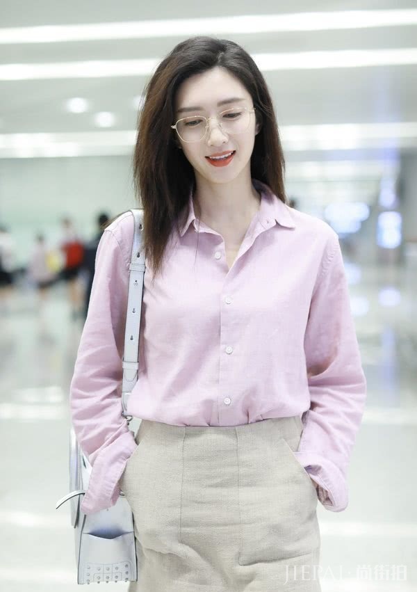 御姐如何变少女？江疏影牛油果色连衣服配流苏马尾辫简单还减龄