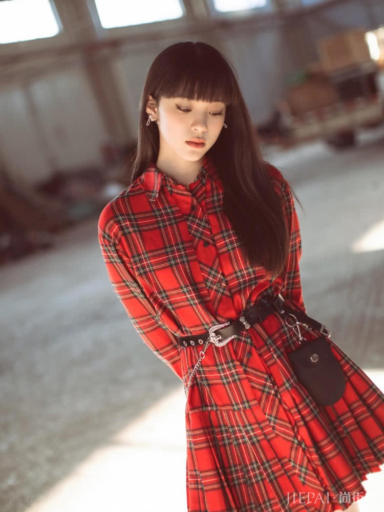 欧阳娜娜换新发型，身穿一套红色衬衫裙又酷又甜