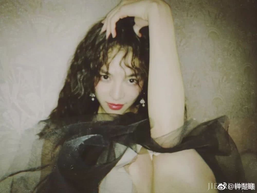 柳岩复古卷发比身材更抢镜!脸小原来靠发型