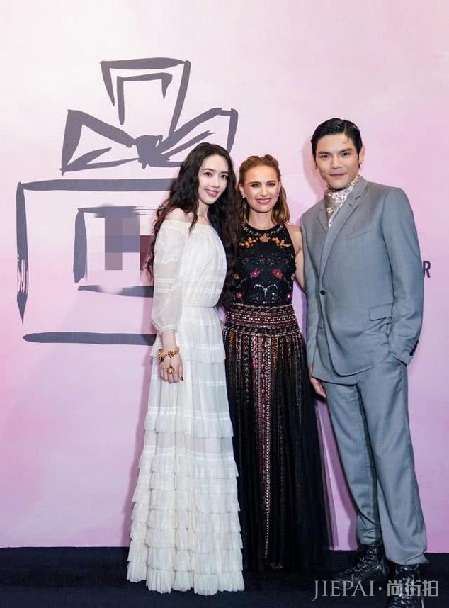 郭碧婷罕见主动秀恩爱,晒与向佐参加活动照,两人亲密合拍超恩爱