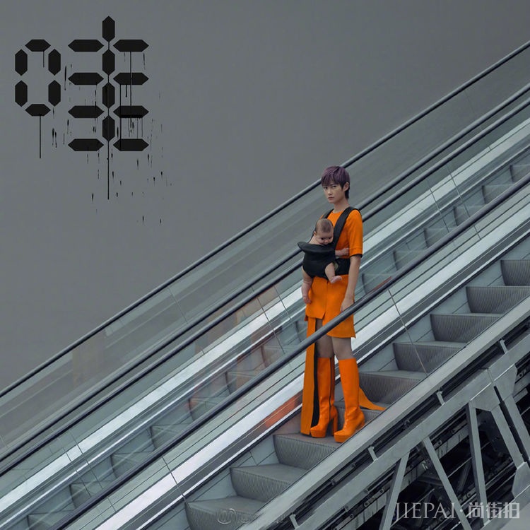 李宇春背娃儿造型遭反对,网友劝告:请不要带偏年轻妈妈!