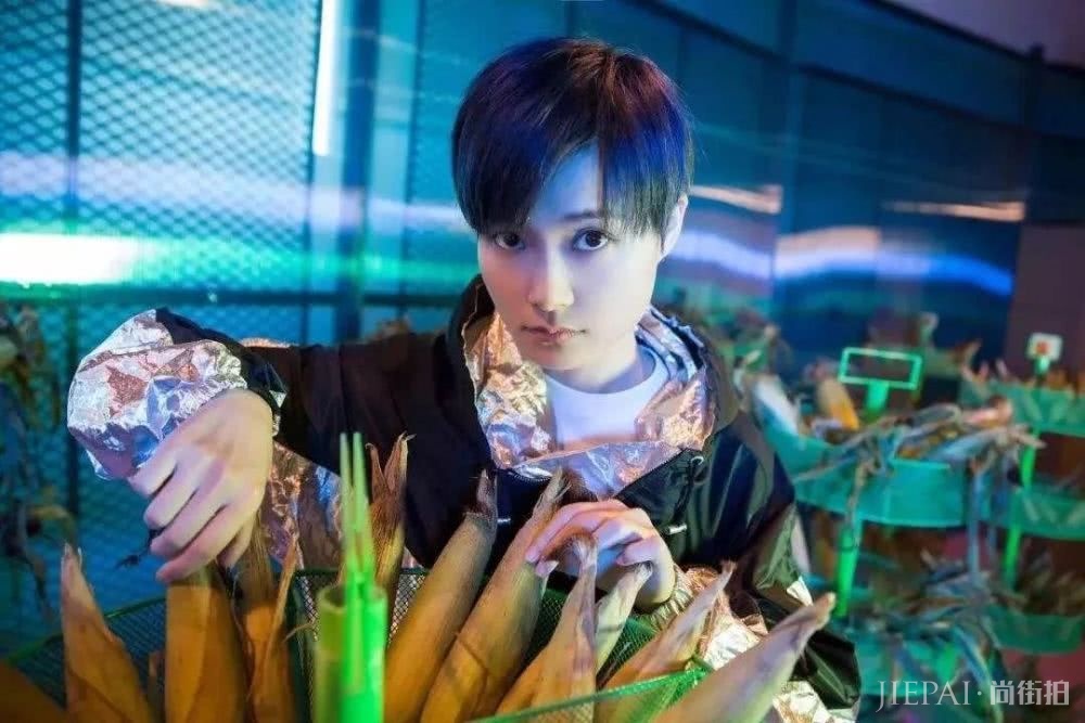 李宇春新专辑首秀造型太夸张，跨界挑战行为艺术，简直是太帅了