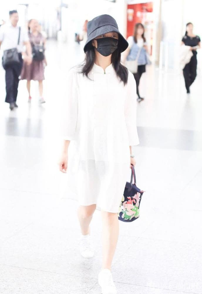 谭松韵包裹严实现身,穿中国风棉麻裙配小白鞋,尽显淡雅休闲风