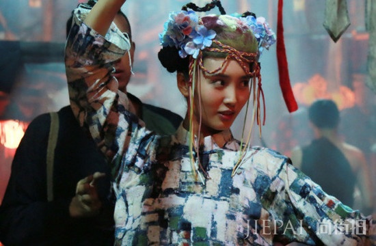 李现王紫璇恋情曝光？两人健身逛展细节被扒，共用情侣卡通人物