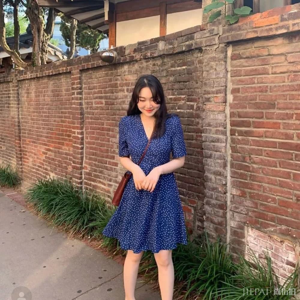 浅色系夏天太单调?试试这5种深色系气质美搭,显瘦效果好