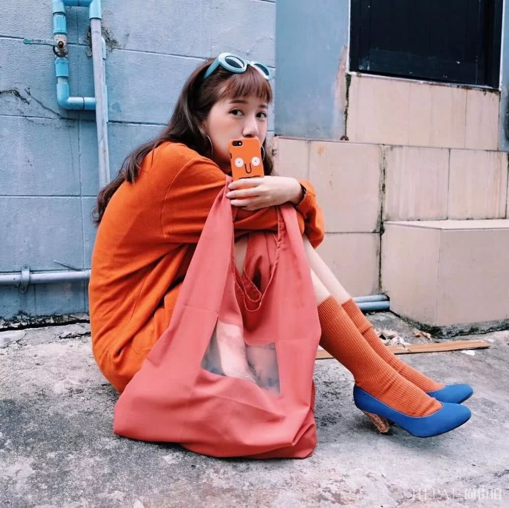 这个夏天给世界一点颜色？快来学这些色彩穿搭法则吧