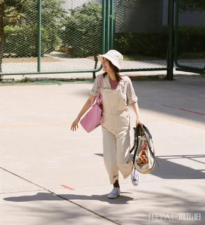 吴昕工装短裤配长袜,太有少女感了