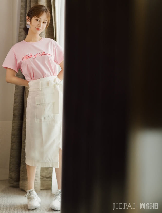 杨紫一身甜美穿搭又美又萌,美的像18岁