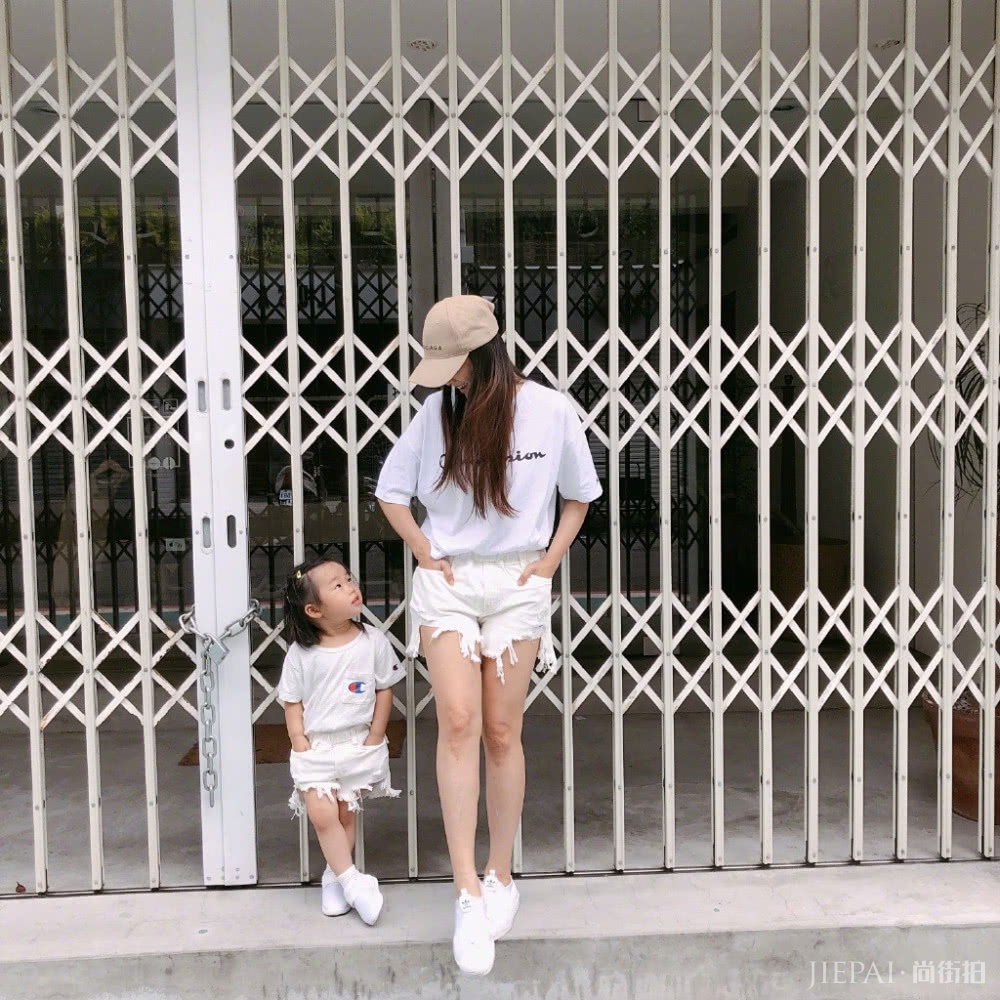 伊能静带孩子出游,穿背带裤搭粉色袜子,50岁了还像少女