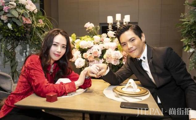 郭碧婷罕见主动秀恩爱,晒与向佐参加活动照,两人亲密合拍超恩爱