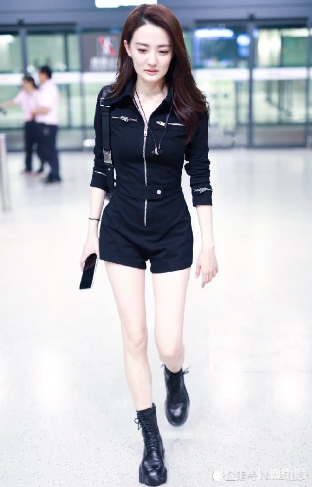 徐璐机场街拍,罕见连体衣配6千中筒靴好惊艳,背腰包美得不敢认