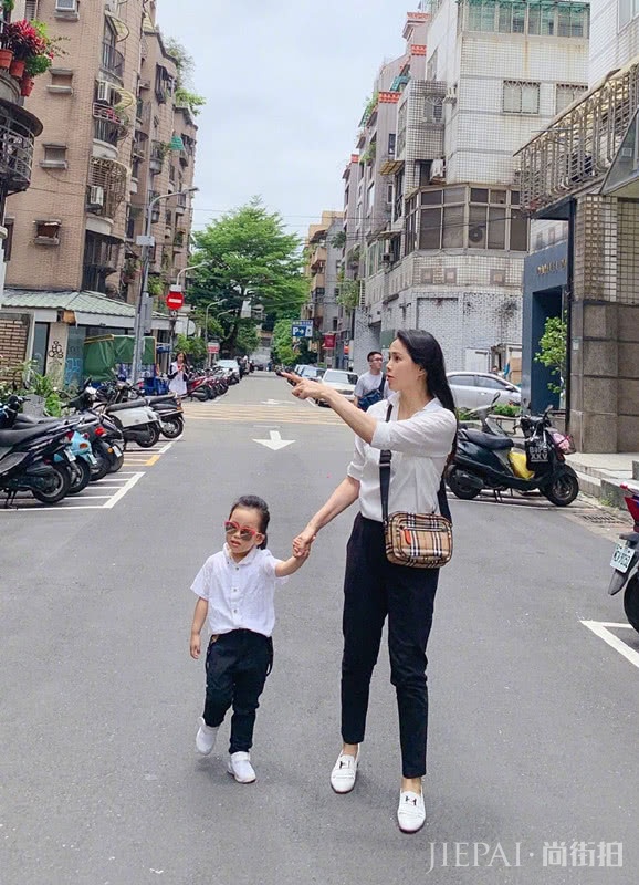 伊能静带孩子出游,穿背带裤搭粉色袜子,50岁了还像少女