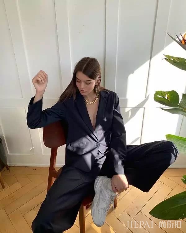 没其他原因，这位法国时尚博主穿衣好看全是因为“颜美人瘦”四个字