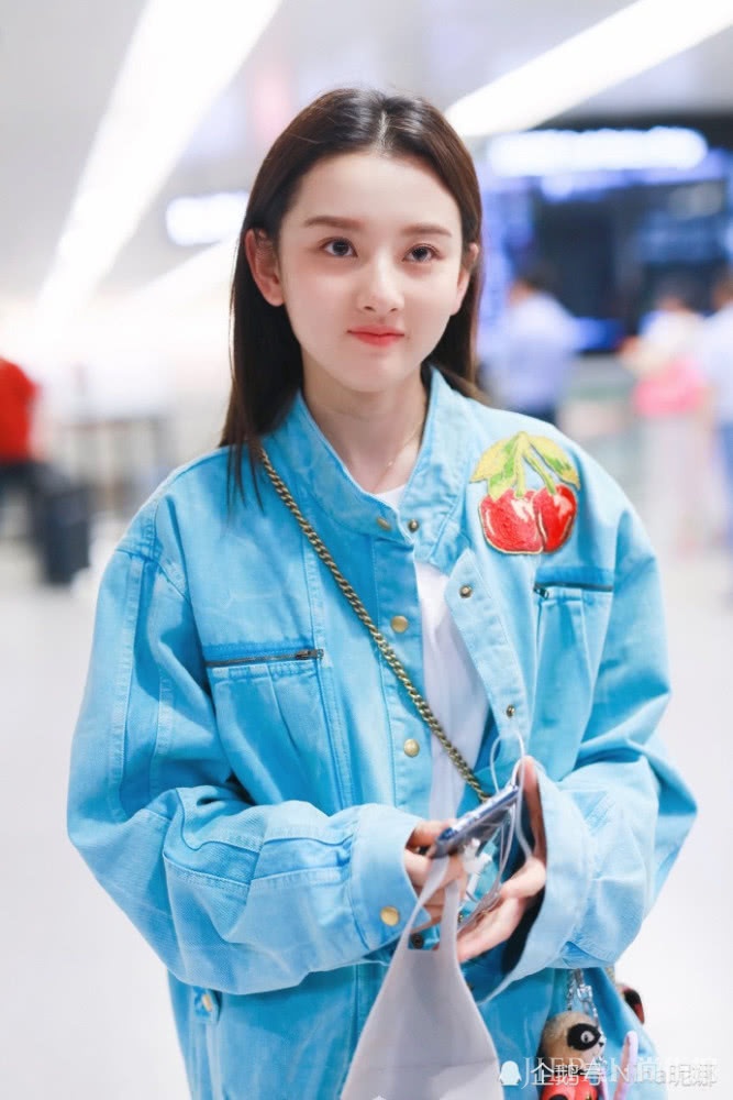 宋祖儿走机场撞衫杨幂，甜美不失性感