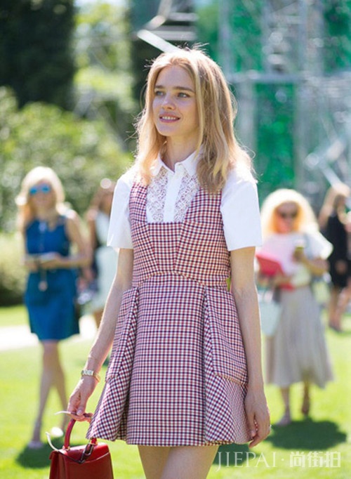 夏日红色格子裙，摆脱土气和廉价感，打造你的复古英伦风