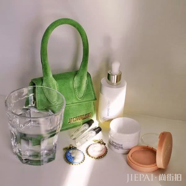 泫雅、Lisa都爱的显白牛油果色，谁穿谁美