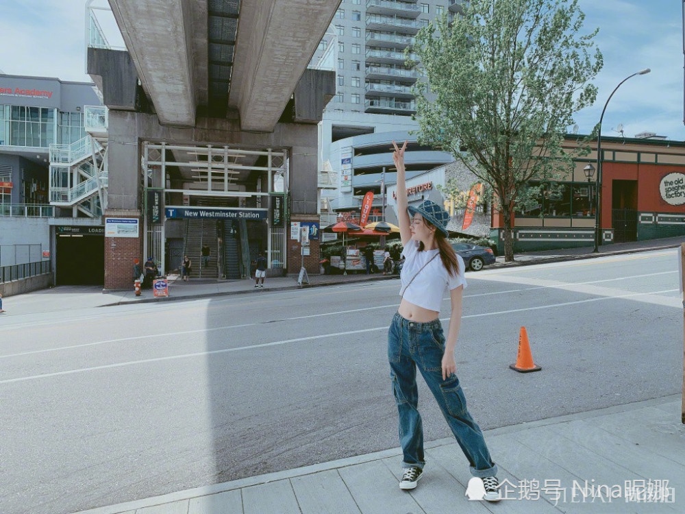 徐璐机场街拍,罕见连体衣配6千中筒靴好惊艳,背腰包美得不敢认