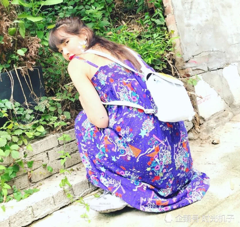 金泫雅穿紫色碎花裙认不出,画风越来越偏了