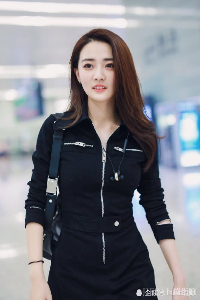 徐璐机场街拍,罕见连体衣配6千中筒靴好惊艳,背腰包美得不敢认