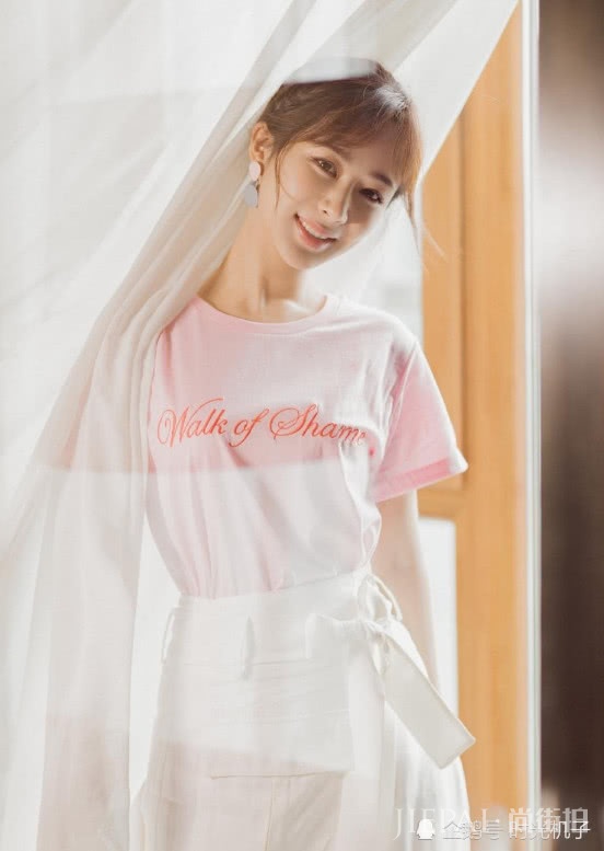 杨紫一身甜美穿搭又美又萌,美的像18岁