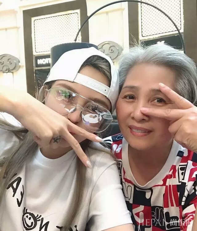 周扬青晒与罗志祥妈妈合照,称呼暴露了她们的真实关系