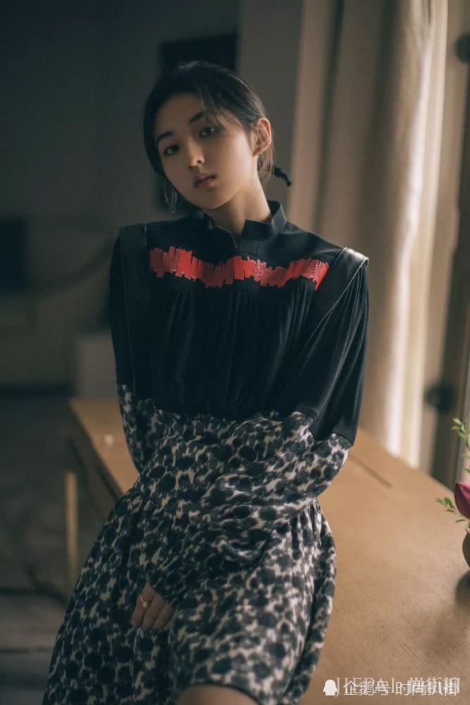 张子枫穿复古拼接连衣裙,彰显时髦感
