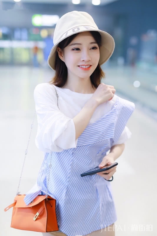 冯提莫的夏季私服好潮，穿斜边条纹衬衫搭短裤显高又清新减龄