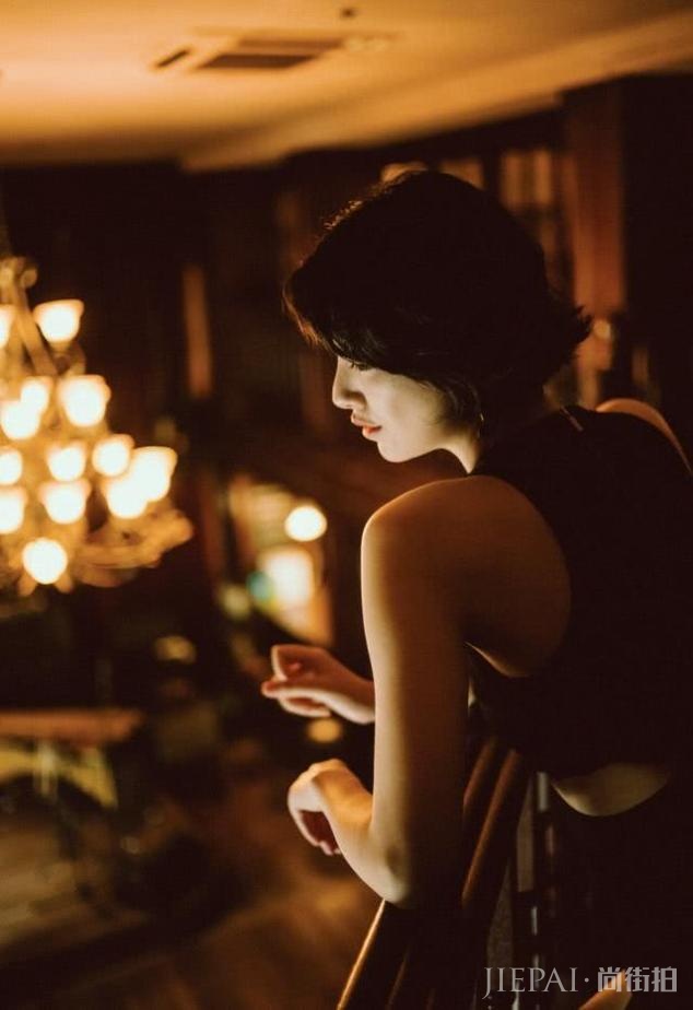 李亚鹏女朋友晒九宫格写真,穿礼服露小蛮腰,优雅知性尽显熟女风