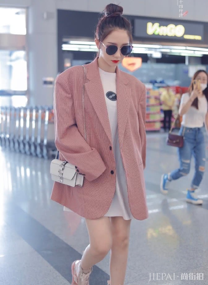 匡威已经过时,今年流行孟美岐的“猪肝靴”