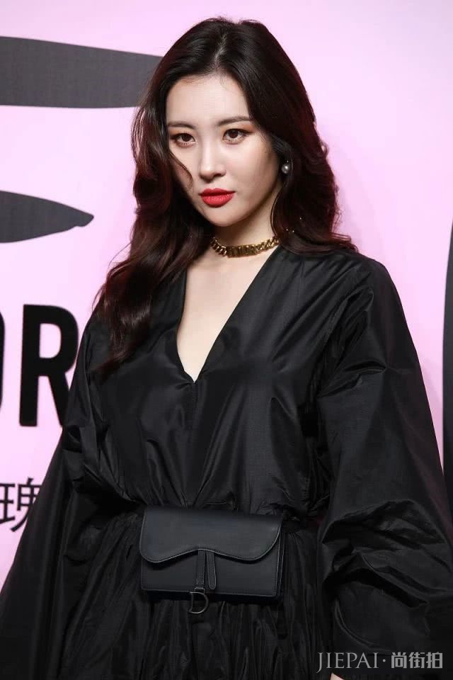 李宣美颜值真高,小黑裙女人味十足,尖头鞋配大长腿比人还抢镜