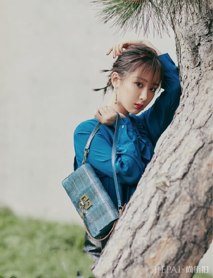 杨紫杏眼圆脸配星空衬衫,御姐气质明显