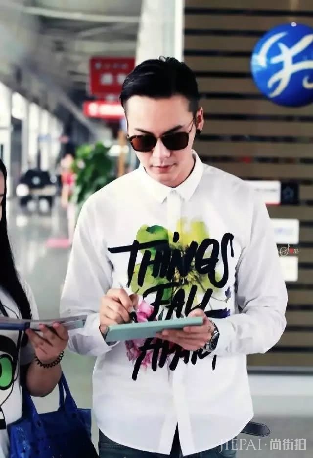 把Tee扎裤子里，不仅是显腿长