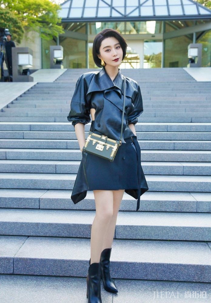 范冰冰现身机场,一身粉色造型很惊艳