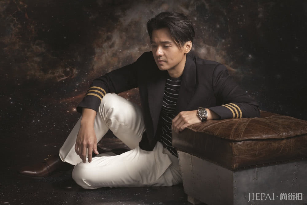 冯德伦穿搭随意休闲,堪称大叔辈的典范