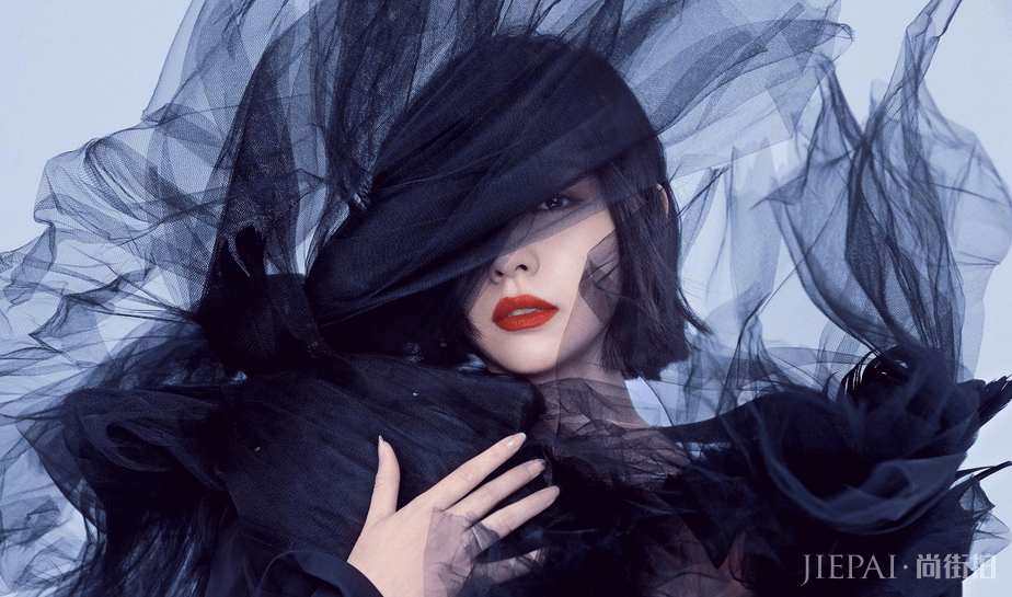 张靓颖换了短发,时尚干练又不失女人味