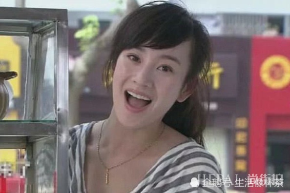 还记得《夏家三千金》中的杨真真吗？如今化身御姐，简直美到犯规