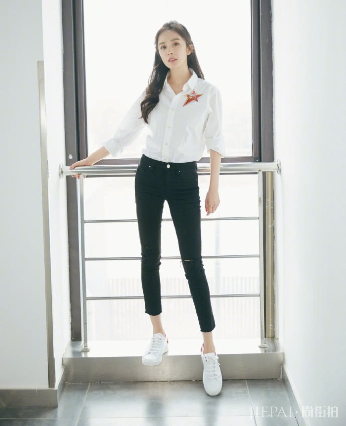杨幂白衬衫漫画腿勾勒出S型好身材，饱满发际线重回颜值巅峰