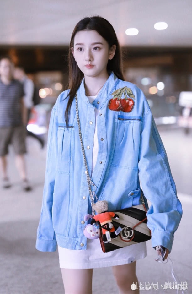 宋祖儿走机场撞衫杨幂，甜美不失性感