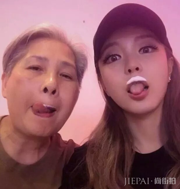 周扬青晒与罗志祥妈妈合照,称呼暴露了她们的真实关系