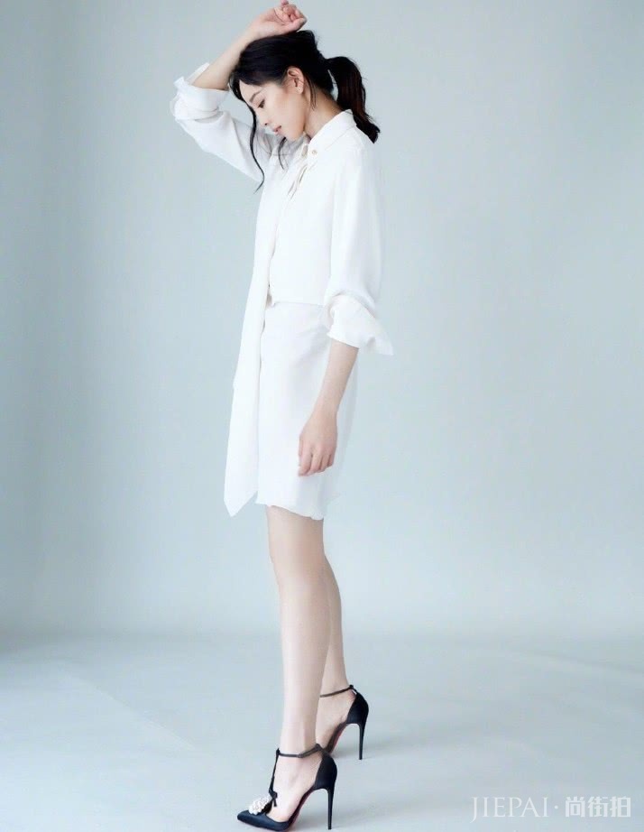 丝带鞋已经不能满足张钧甯了,只有“菠萝鞋”才够个性