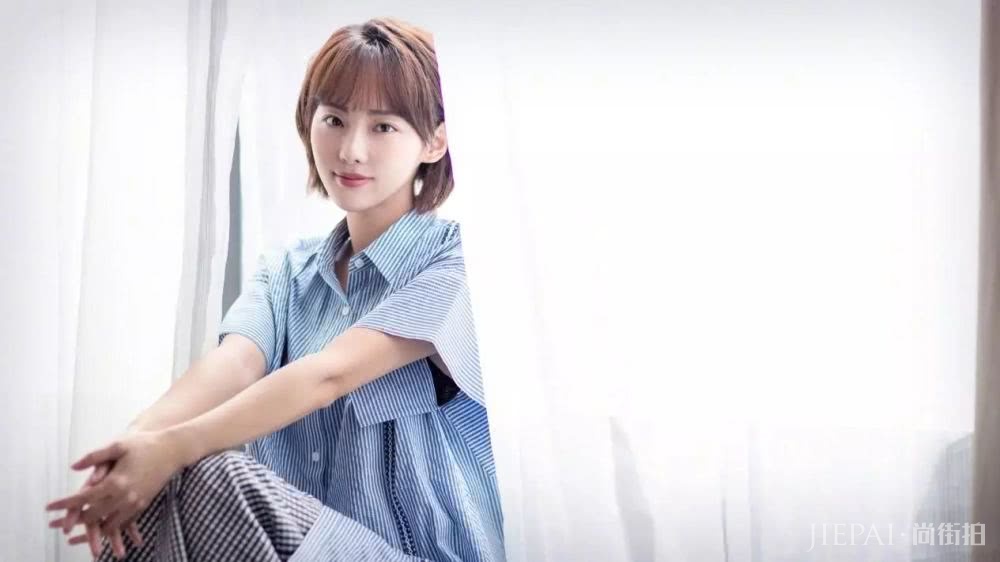 张嘉倪穿半透明青绿短裙，成全场焦点