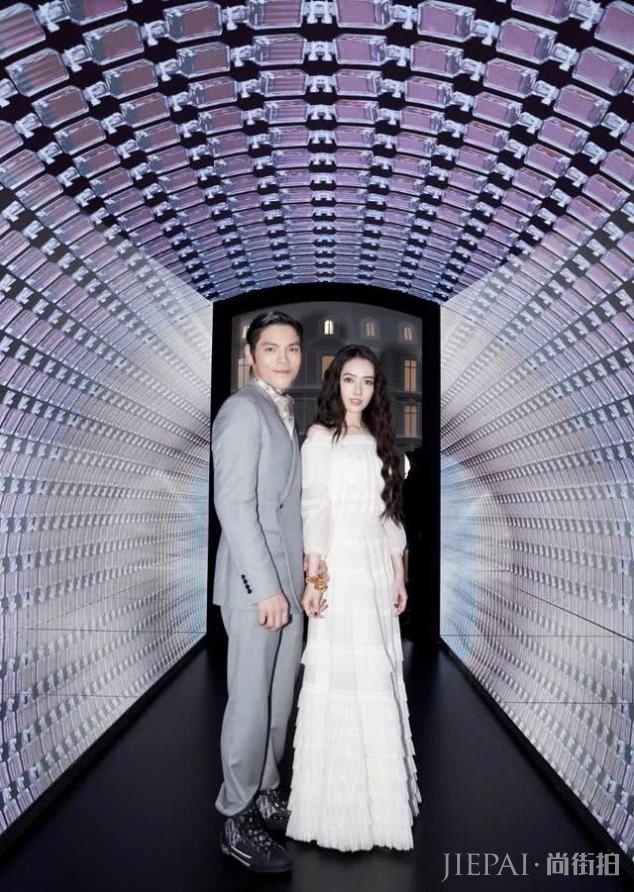 郭碧婷罕见主动秀恩爱,晒与向佐参加活动照,两人亲密合拍超恩爱