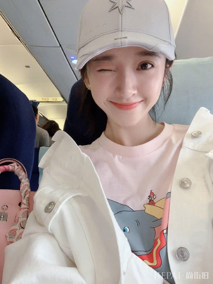 唐艺昕天生清纯脸让人羡慕,嘟嘴造型太可爱