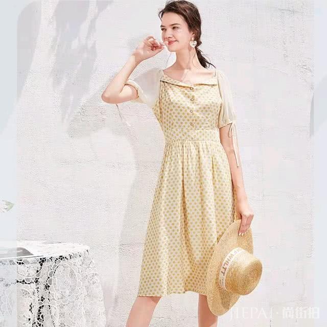 细密百褶连衣裙,展优雅淑女风姿