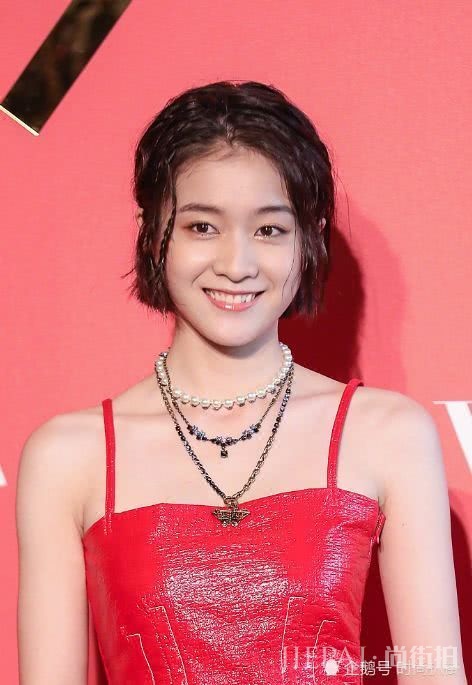 张雪迎气质太好,穿红色吊带皮裙甜美又太迷人