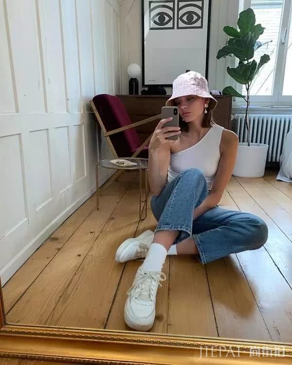 没其他原因，这位法国时尚博主穿衣好看全是因为“颜美人瘦”四个字