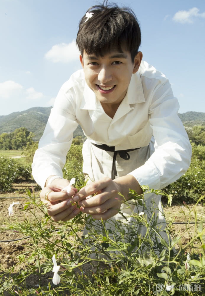 李现变白衣少年，毛衣撞上风衣，“韩商言”居然也这么温柔？