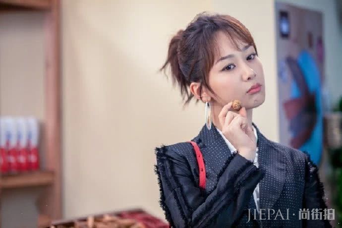 杨紫杏眼圆脸配星空衬衫,御姐气质明显